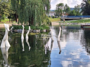 ANKETA: Nohy z vody Kurta Gebauera budí v Jeseníku pozornost. Patří osobité umění do veřejného prostoru?