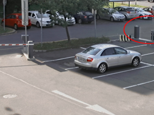 Řidič elektrokoloběžky u Billy v Olomouci narazil do závory a poškodil ji. Policie hledá svědky