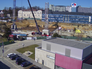 Stavba supermoderního pavilonu FN Olomouc postupuje. Důležité úkony budou probíhat i v noci