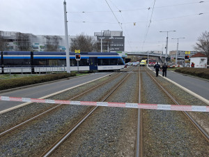 Na železničním přejezdu u Šantovky vykolejil osobní vlak, dva lidé jsou zranění. Doprava stojí