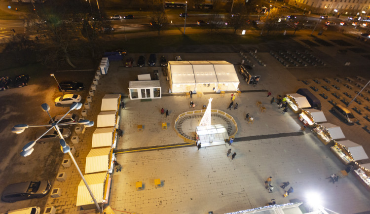 FOTOGALERIE: Radniční věž i vyhlídkové kolo. Vánoční trhy v Olomouci lákají i na pohled z výšky